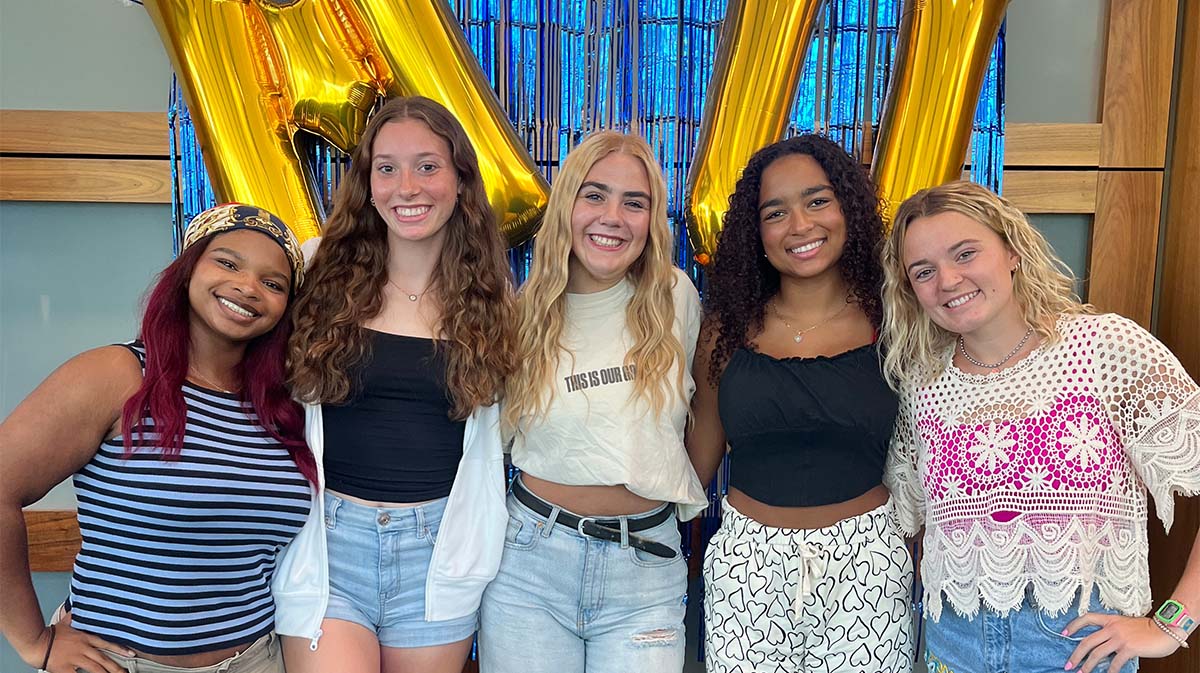 Students in front of MU balloons