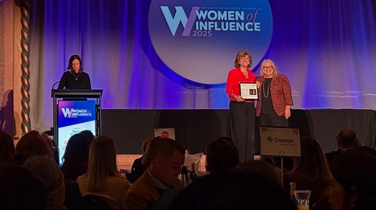 Lee Ann Kwiatkowski accepts award