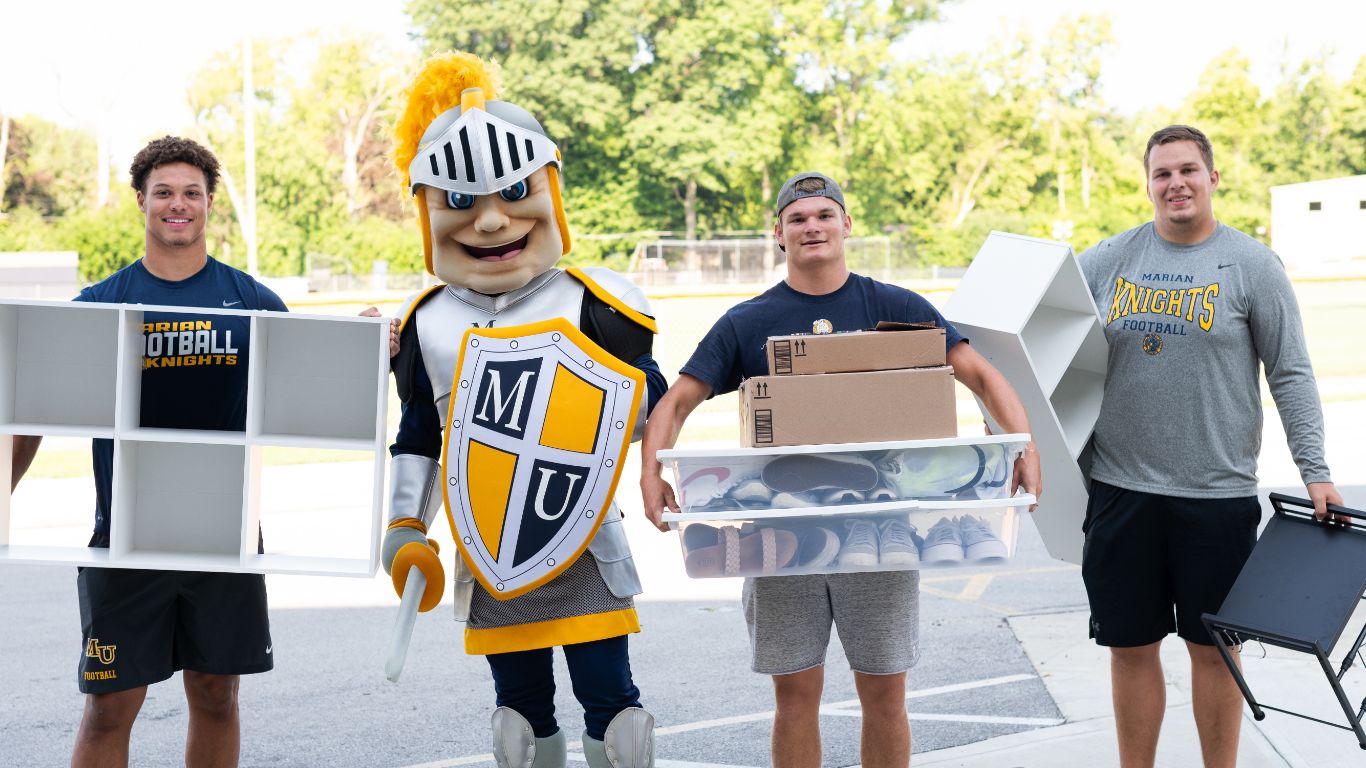 Move-in day posed photo with students and the campus mascot